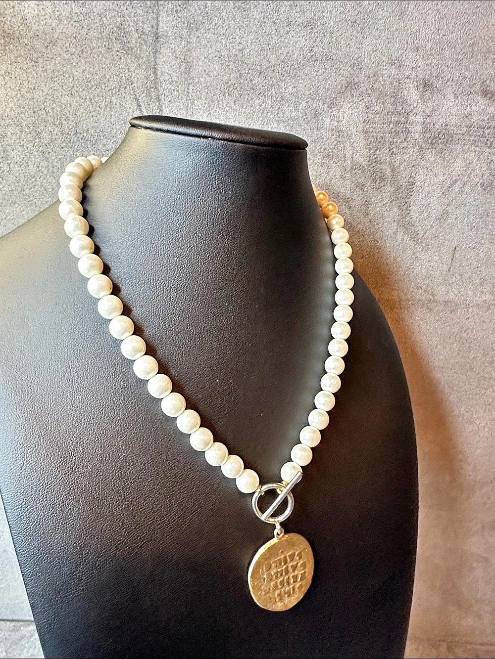 Pearl Pendant Necklace in White & Gold Like New - Picture 2 of 3